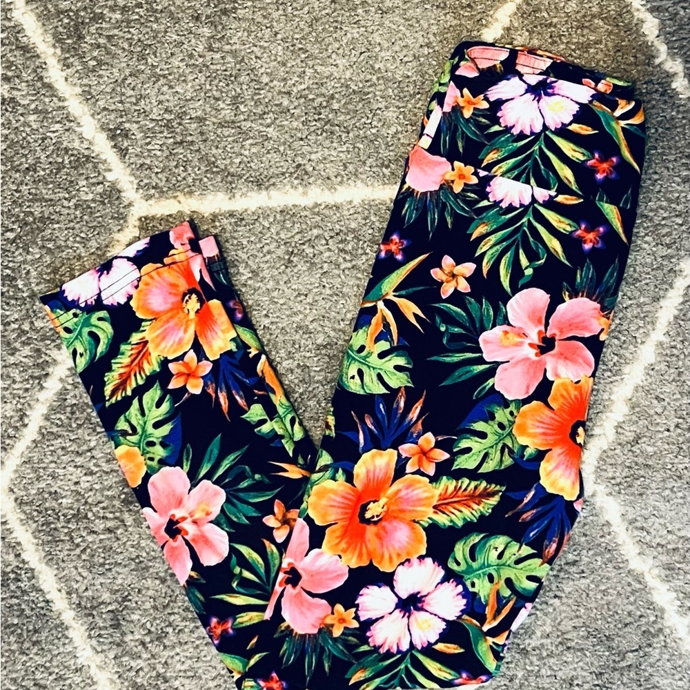 Women’s No Boundaries Vibrant Floral Capri Leggings